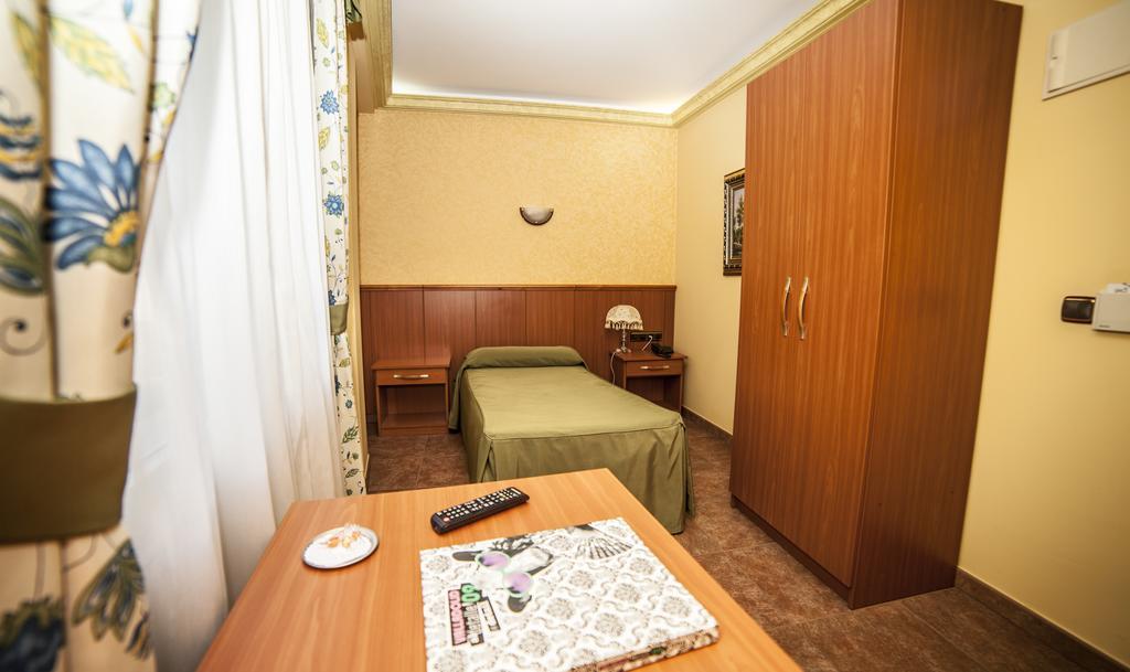 Hotel Real De Castilla Tordesillas Room photo