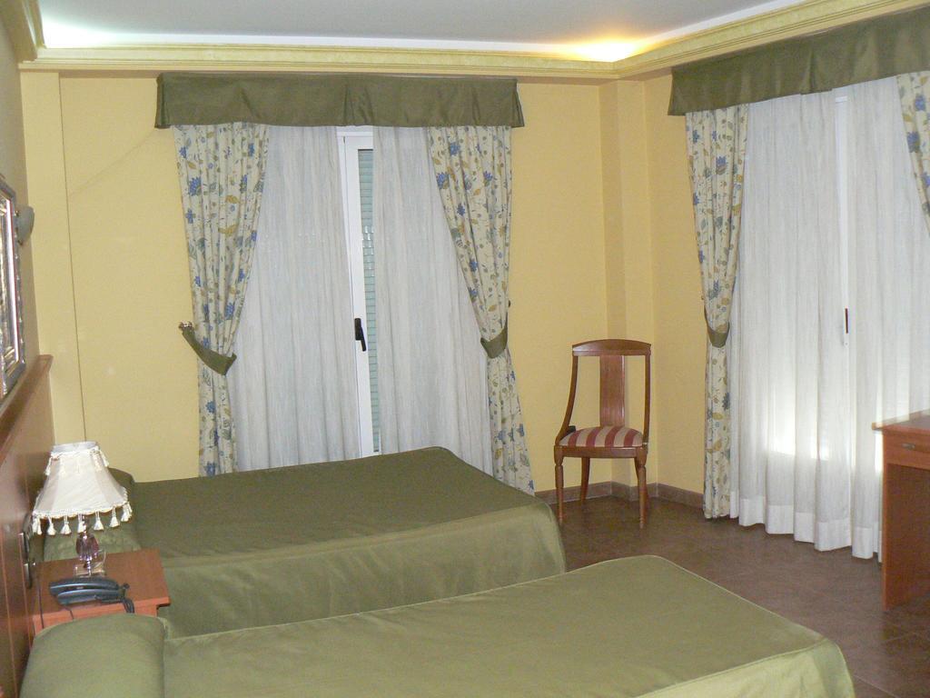 Hotel Real De Castilla Tordesillas Room photo